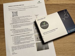 NAD Test von VitaSure mit dazugehöriger Anleitung auf dem Tisch