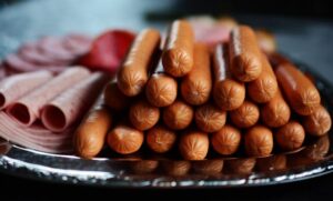 hochverarbeitetes Fleisch im Supermarkt, Würstchen, Aufschnitt und verarbeitete Snacks