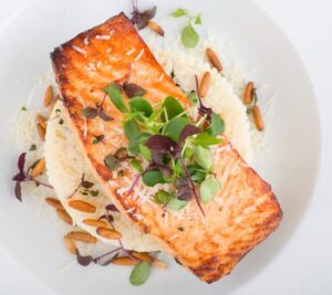 Lachs als reichhaltige Quelle der Omega-3-Fettsaeuren EPA und DHA, eine der besten Nahrungsquellen fuer Herzgesundheit und Gehirnfunktion